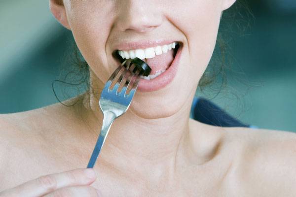 올리브 자체는 혈관 건강에 이로운 성분을 다량 함유하고 있으나 절임 형태로 섭취하면 나트륨 섭취량이 증가할 수 있어 주의해야 한다./사진=클립아트코리아