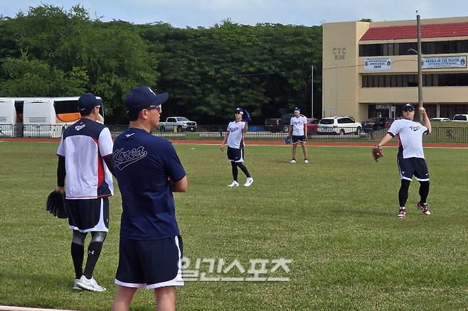 10일 사이판 올레아이 스포츠 콤플렉스에서 캐치볼 훈련 중인 노경은(왼쪽)과 류현진. 사이판=윤승재 기자