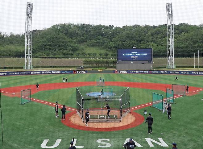 <yonhap photo-5246="">지난해5월 16일 프로야구 NC 다이노스의 임시 홈구장으로 사용되는 울산 문수야구장에서 NC 선수들이 키움 히어로즈와의 경기를 앞두고 몸을 풀고 있다. 울산 웨일즈는 오는 13일부터 이틀 동안 문수야구장에서 선수단 실기 테스트를 실시한다. [연합뉴스]</yonhap>