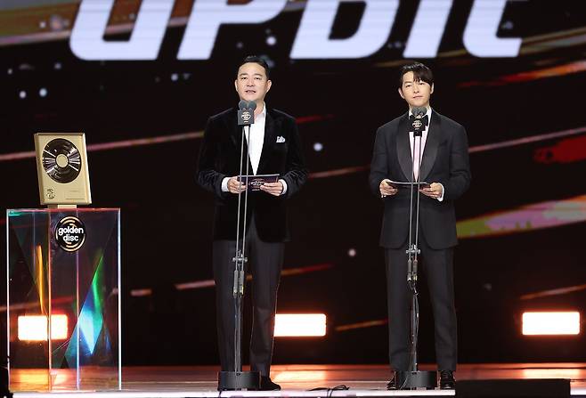 10일 골든디스크어워즈 시상을 위해 참석한 홍정도 중앙그룹 부회장(왼쪽)과 배우 송중기. [사진 HLL중앙]