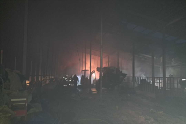 ▲ 11일 오전 5시 44분쯤 정선군 신동읍에 위치한 농장에서 불이나 축사 1500㎡와 농기계 등이 소실됐다. 강원도소방본부 제공