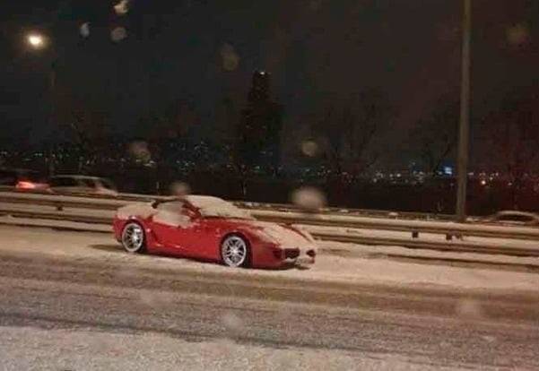 2021년 폭설에 올림픽대로 한복판에 정차했던 페라리.  /사진=온라인커뮤니티 캡처