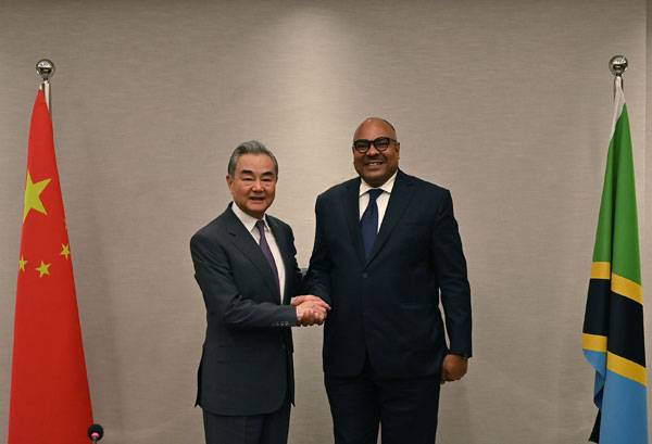 왕이 중국 공산당 외사판공실 주임 겸 외교부장이 마무드 타빗 콤보 탄자니아 외교·동아프리카협력부 장관과 9일(현지시간) 공동 기자회견을 열고 있다./중국 외교부