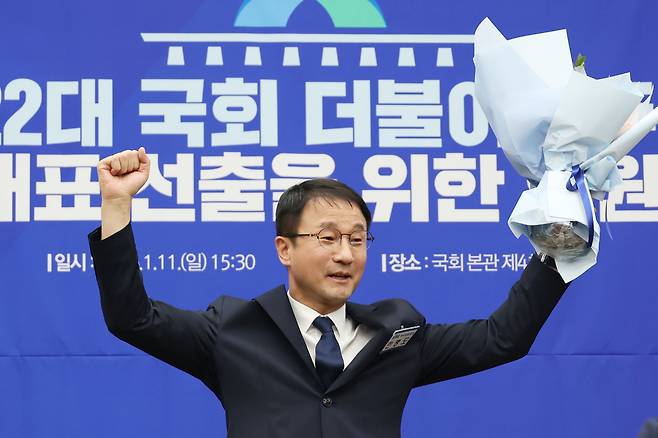 한병도 의원이 11일 국회에서 열린 원내대표 보궐선에서 신임 원내대표에 당선된 뒤 기념촬영을 하고 있다. 한수빈 기자