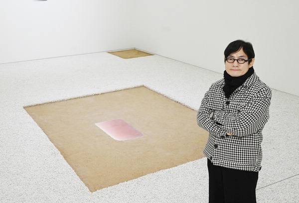 지난 9일 부산시립미술관 이우환공간에서 만난 서진석 관장이 작품을 배경으로 포즈를 취하고 있다.  김성효 선임기자 kimsh@kookje.co.kr