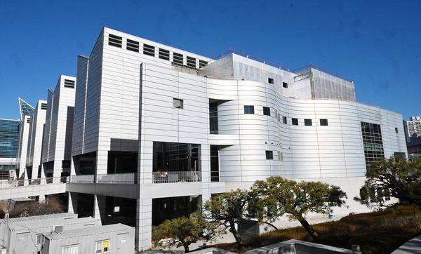 지난 9일 촬영한 부산시립미술관 전경.  김성효 선임기자