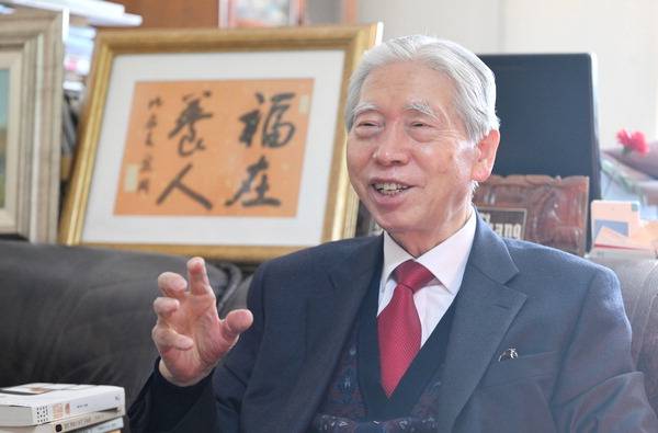 장혁표 청소년교육문화재단 이사장이 11일 집무실에서 청소년 교육의 중요성과 재단의 향후 운영방안 등에 대해 얘기하고 있다.  김성효 선임기자  kimsh@kookje.co.kr