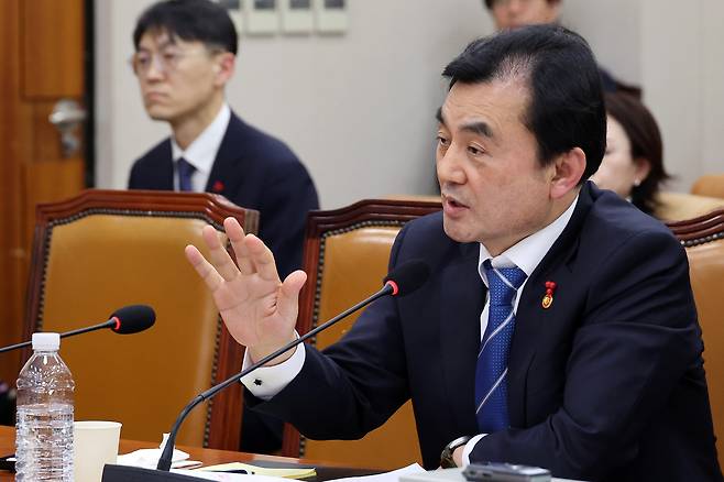 Defense Minister Ahn Gyu-back responds to a lawmaker's question at the National Assembly in Yeouido, western Seoul, on Jan. 7. [YONHAP]