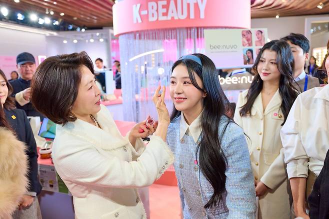 Kim Hea Kyung, the first lady of Korea, applies cosmetics to an attendee during a K-beauty promotional event at the Fosun Foundation Art Center in Shanghai on Jan. 7.  [JOINT PRESS CORPS]