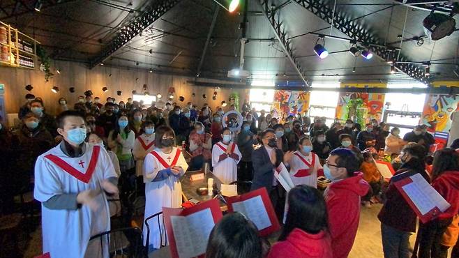 A선교사가 사역하는 동북아국가 성도들이 코로나19 당시 예배당에서 예배를 드리고 있다. A선교사 제공