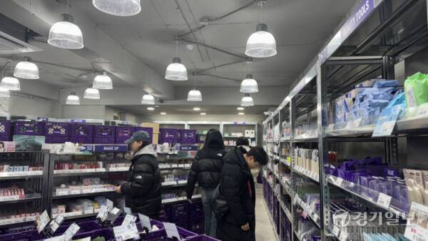 10일 수원시의 한 창고형 화장품 매장을 방문한 시민들이 상품을 살펴보고 있다. 김소현기자
