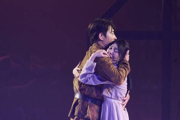 뮤지컬 ‘여명의 눈동자’ 무대 장면. 학도병 ‘대치’와 위안부 ‘여옥’은 아픔을 공유하며 사랑을 키워 나간다. ㈜넥스트스케치 제공