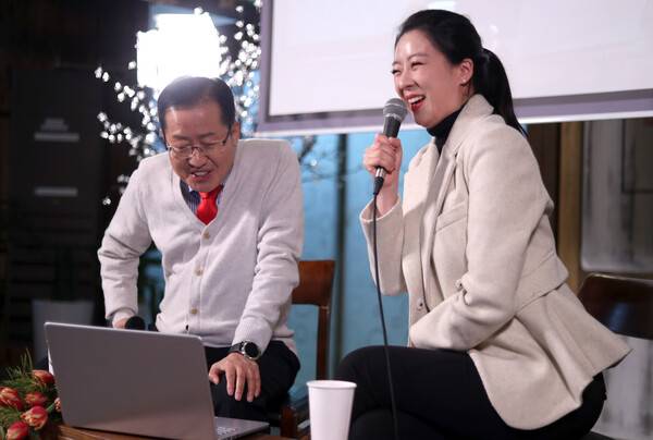 ▲2019년 2월8일 자유한국당 홍준표 전 대표가 경남 창원시 성산구 한 식당에서 자신의 유튜브채널 TV홍카콜라 생방송을 진행하고 있다. 오른쪽은 배현진 현 국민의힘 의원. ⓒ연합뉴스