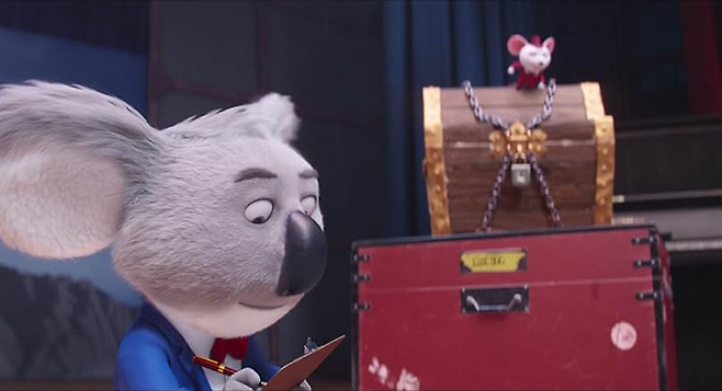 버스터 문의 오디션엔 재능 있는 동물들이 몰리는데, 행사 안내 포스터에 우승 상금이 0이 2개 더 붙은 채 공지됐기 떄문이다. 우승 상금이 순식간에 10만달러로 커진 것. 버스터 문은 이 오해를 바로잡지 않는다. 일단 대회가 흥행하면 우승상금 정도는 금방 모으리라고 봤을 것이다. [IMDb]