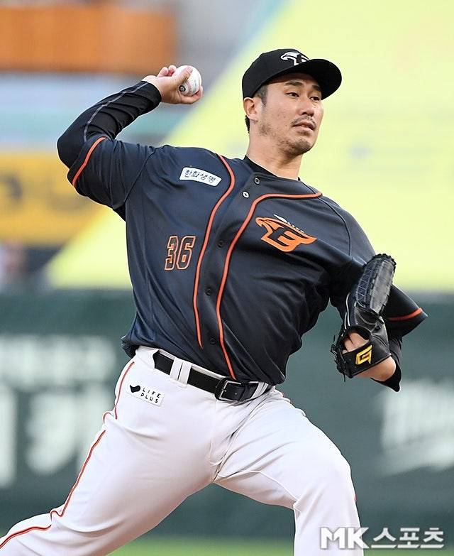 2023년 5월 12일 오후 인천 SSG 랜더스 필드에서 ‘2023 프로야구’ 한화 이글스와 SSG 랜더스의 경기가 열렸다. SSG는 시즌 1승 2패를 기록 중인 ‘잠수함’ 박종훈이 선발로 나서 팀 3연승에 도전한다. 한화는 시즌 1승 2패를 기록 중인 장민재가 선발로 맞선다. 한화 선발 장민재가 역투하고 있다. 사진=천정환 기자