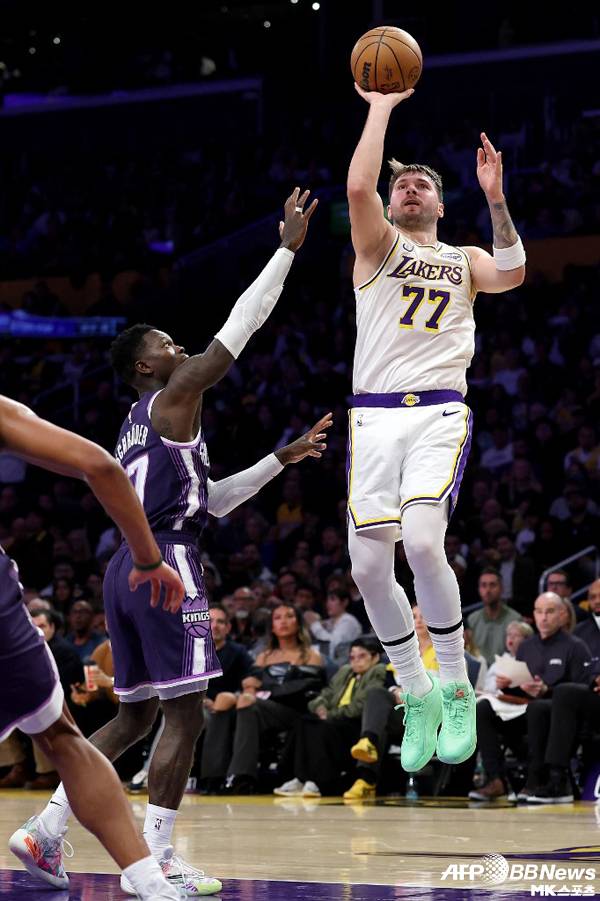 현지시간으로 지난 12월 28일 열린 새크라멘토와 레이커스의 경기에서 맞붙은 슈뢰더와 돈치치의 모습. 사진=ⓒAFPBBNews = News1