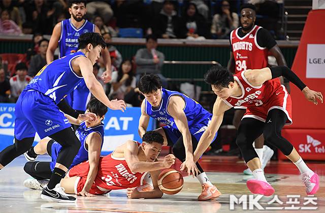 11일 서울 잠실학생체육관에서 2025-2026 KBL 서울 SK와 서울 삼성의 경기가 열렸다. SK, 삼성 선수들이 루즈볼 다툼을 하고 있다. 사진(잠실 서울)=천정환 기자