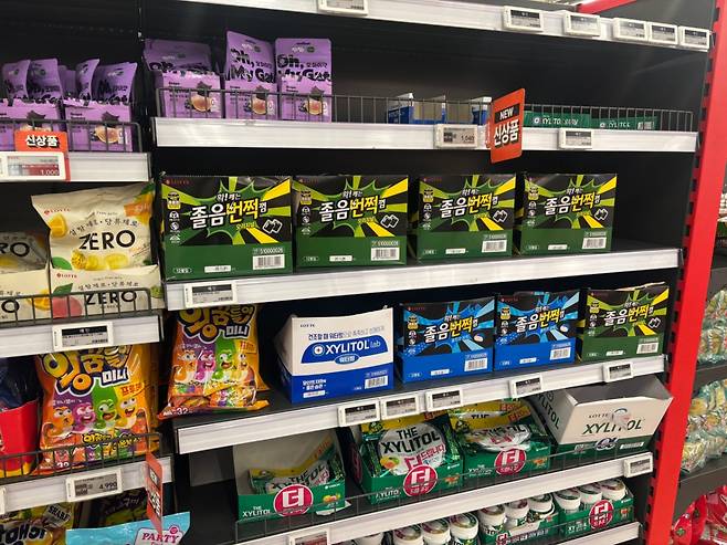 9일 방문한 홈플러스 강서점. 껌 매대가 상품대신 빈 상자로 채워져있다. /사진=하수민기자