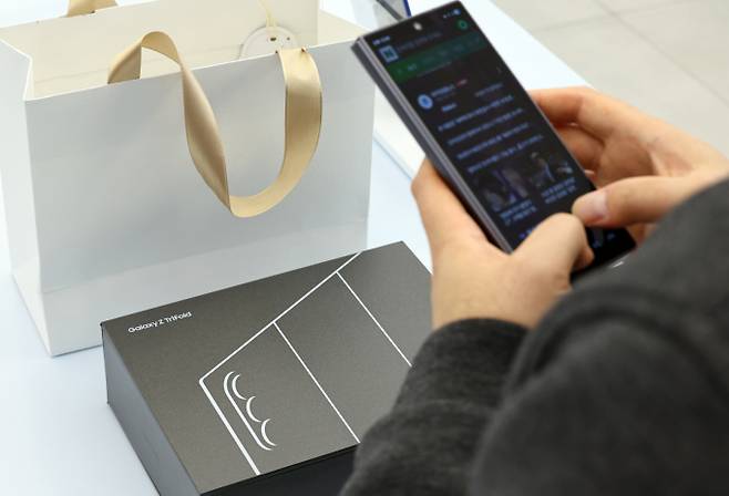 삼성전자가 지난해 4분기(10~12월) 영업이익 20조원으로 사상 최대 실적을 거뒀지만 메모리 반도체 가격 급등이 스마트폰 사업의 비용 부담으로 이어지면서 차기 플래그십 '갤럭시 S26' 시리즈의 가격 인상이 불가피하다는 전망이 나온다. 사진은 서울 서초구 삼성 강남에서 한 고객이 구입한 갤럭시 Z 트라이폴드가 박스채 놓여 있는 모습. /사진=뉴시스