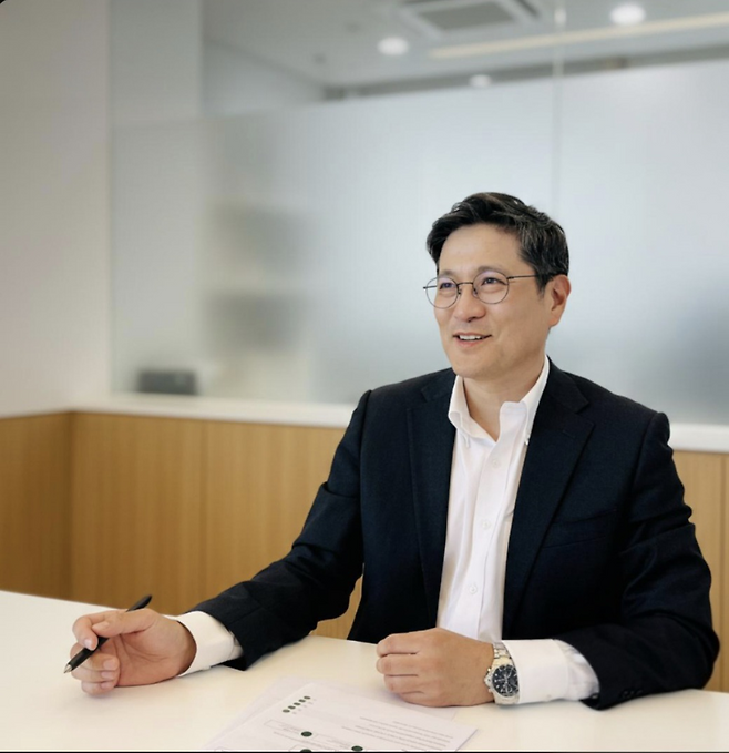 김도윤 HD건설기계 중남미 권역장(수석)이 지난달 17일 브라질 현지에서 헤럴드경제와 화상 인터뷰를 진행하고 있다. [HD건설기계 제공]