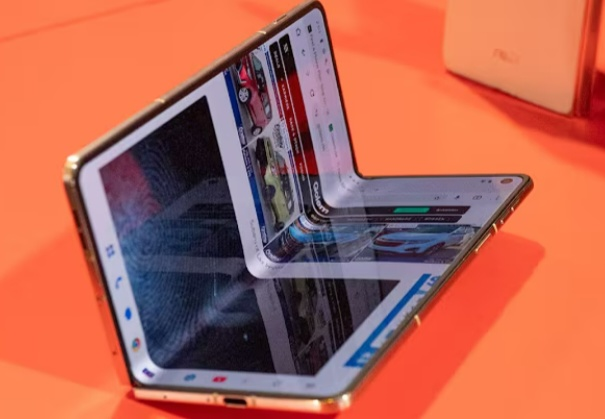 모토로라 CES 2026에서 공개한 ‘레이저 폴드’  [유튜브(GolemDE) 갈무리]