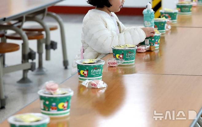 [대구=뉴시스] 이무열 기자 = 전국학교비정규직연대회의의 파업에 따라 대구지역 일부 학교에서 대체식이 제공된 지난달 5일 대구 한 초등학교 급식실에서 한 학생이 대체식으로 도시락을 받고 있다. 2025.12.05. lmy@newsis.com