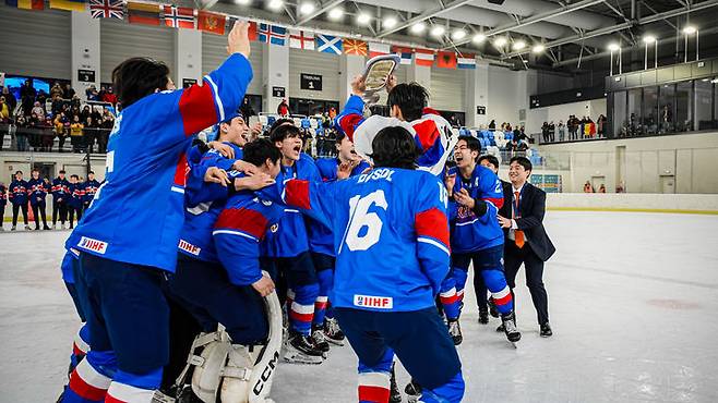 [서울=뉴시스] 한국 남자 20세 이하(U-20) 아이스하키 대표팀, 2026 국제아이스하키연맹(IIHF) U-20 세계선수권대회 디비전 2 그룹 A(4부 리그)서 전승 우승. (사진=대한아이스하키협회 제공) *재판매 및 DB 금지
