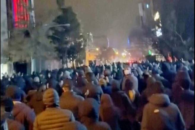 [테헤란=AP/뉴시스] 10일(현지 시간) 이란 테헤란에서 촬영돼 소셜미디어(SNS)에 유통된 영상 속 사진에 이란 정부의 강경 진압 속에서도 반정부 시위대가 거리로 나서고 있다. 도널드 트럼프 미국 대통령은 SNS에 "자유를 바라는 이란 국민을 도울 준비가 돼 있다"라며 이란에서 이어지는 반정부 시위에 개입할 수 있음을 시사했다. 2026.01.11.