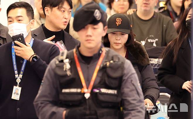 [인천공항=뉴시스] 조성우 기자 = 2022년 지방선거를 앞두고 강선우 무소속 의원에게 '공천헌금' 1억원을 건넨 의혹을 받는 김경 서울시의원이 11일 오후 인천국제공항 제2여객터미널을 통해 귀국하고 있다. 2026.01.11. xconfind@newsis.com