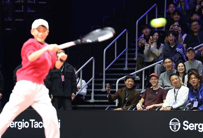 10일 인천 인스파이어 아레나에서 열린 현대카드 슈퍼매치14. 이탈리아 얀니크 신네르가 스페인 카를로스 알카라스를 상대로 경기를 펼치던 중 한 어린이 팬에게 경기를 맡기고 관중석에 앉아 있다.&nbsp; &nbsp; 연합뉴스