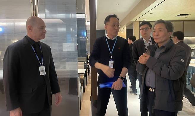 8일 인천국제공항공사 이학재 사장(오른쪽)이 아시아나항공의 제2여객터미널 이전에 대비해 대한항공 데이빗 페이시 부사장(왼쪽)과 라운지 시설을 점검하고 있다.