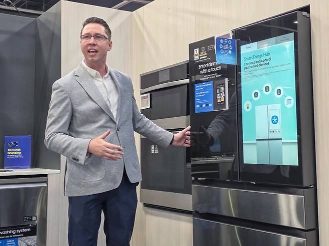 삼성전자 미국법인 CE부문 시니어 매니저 데이먼 엑스탐 미국 라스베이거스 베스트바이 매장에서 삼성전자 AI 가전에 대해 설명하고 있다.&nbsp;&nbsp;&nbsp;&nbsp;삼성전자 제공