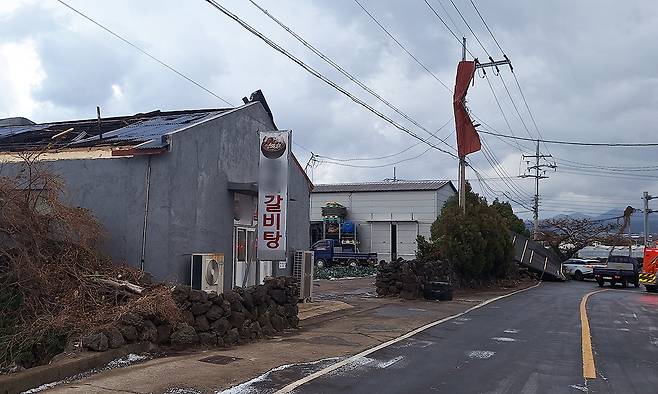제주 전역에 강풍특보가 내려진 11일 제주시 한림읍의 한 도로 식당건물에서 지붕 날림 사고가 발생했다. 제주특별자치도 소방안전본부 제공