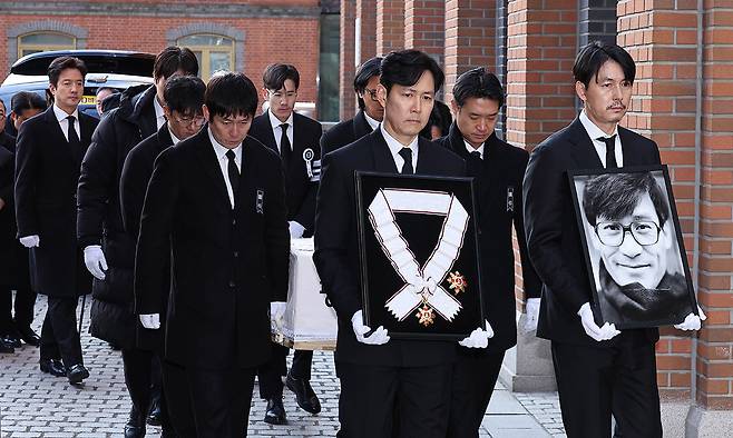 지난 9일 서울 중구 명동성당에서 열린 고 안성기 배우의 장례 미사를 위해 정우성(오른쪽 첫 번째)과 이정재(〃 두 번째)를 비롯한 동료 배우들이 성당으로 들어서고 있다. 뉴시스