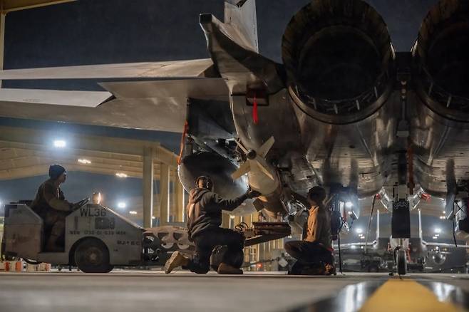 미 중부사령부 관할 지역의 기지에서 미 공군 장병들이 F-15E 스트라이크 이글 전투기에 폭탄을 장착하고 있다. 이 장면은 10일(현지시간) 시리아 IS 표적 공습을 위한 ‘호크아이 스트라이크(Operation Hawkeye Strike)’ 지원 과정에서 촬영됐다. ⓒ미 중부사령부 공보실