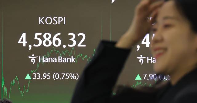 9일 서울 중구 하나은행 본점에서 직원이 코스피 지수를 보며 환한 웃음을 짓고 있다. 이날 코스피는 장중 상승 전환해 4580대로 올라서며 또 역대 최고치를 경신했다. 전장보다 33.95포인트(0.75%) 오른 4586.32에 장을 마치며 6거래일 연속 사상 최고치를 경신했다. 연합뉴스