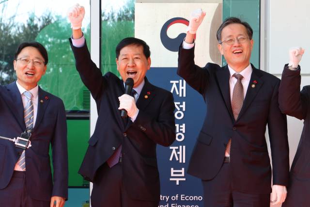 구윤철 부총리 겸 재정경제부 장관, 이형일 차관(오른쪽), 임광현 국세청장(왼쪽)이 2일 정부세종청사에서 열린 재정경제부 현판식에서 파이팅을 외치고 있다. 연합뉴스.