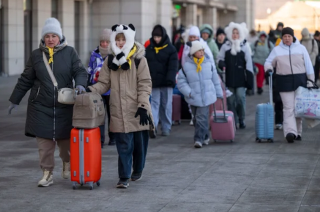 중국 헤이룽장성 쑤이펀허시 기차역에서 내린 러시아 관광객들. 연합뉴스