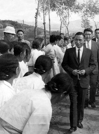 1963년 10월 19일 대통령 당선 후 박정희 대통령이 고향인 경북 선산군 구미읍 상모리에 들렀을 때, 고향 아주머니들이 마을 어귀까지 나와 맞이하는 모습. 동아DB