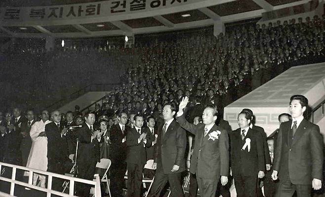 박정희 대통령이 새마을 지도자들의 박수에 손을 들어 답례하며 대회장에 들어가고 있다. 동아DB