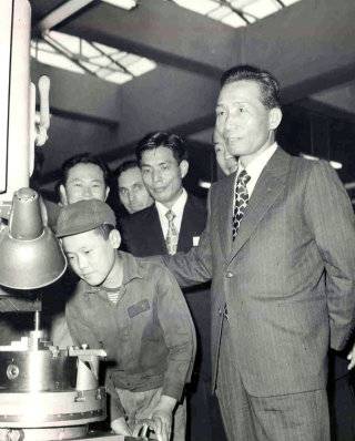 박정희 대통령이 한독직업훈련소 시찰 중 소년 기능공 이병민 군의 등을 두드리며 격려하고 있다. 동아DB