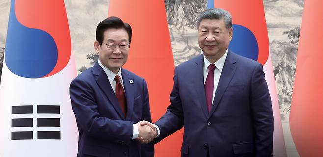 이재명 대통령과 시진핑 중국 국가주석이 1월5일 베이징 인민대회당에서 열린 한중 MOU 체결식에서 악수하고 있다. ⓒ연합뉴스