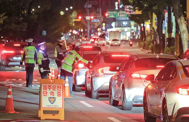 서울 종로경찰서 교통안전계 경찰들이 2025년 11월19일 안국역 인근에서 음주운전 단속을 시행하고 있다.ⓒ시사저널 임준선