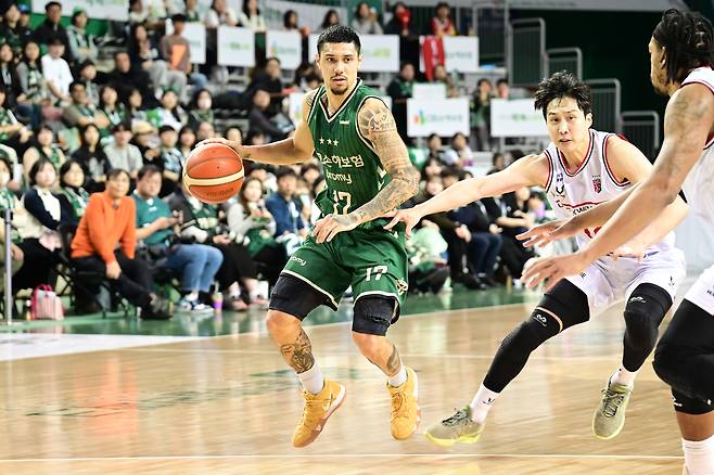 원주 DB의 이선 알바노가 11이 안양 정관장과의 홈경기 도중 드리블하고 있다. KBL 제공