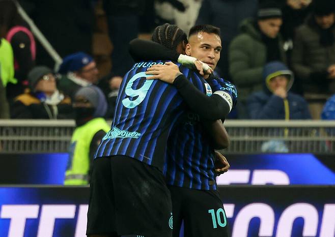 ▲ 인테르 밀란은 1위 독주 기회를 얻었다. 라우타로 마르티네스의 발이 뜨거워지기를 기대한다. ⓒ연합뉴스/EPA/REUTERS