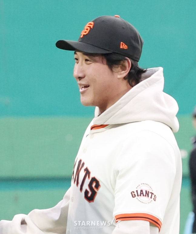 황재균이 7일 경기 이천 LG 챔피언스파크에서 진행한 샌프란시스코 야구 클리닉 행사에 토니 바이텔로 감독, 셰인 로빈슨 코치, 이정후, 윌리 아다메스 등과 함께 휘문고 덕수고 후배들을 지도했다. /사진=김진경 대기자