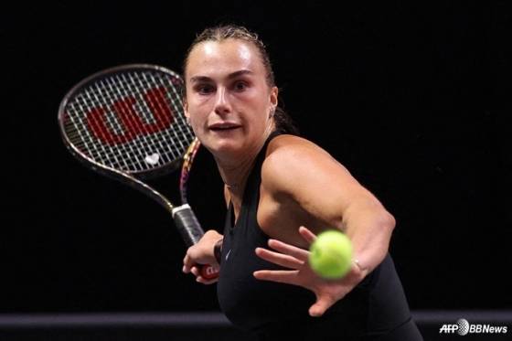 아리나 사발렌카가 아랍에미리트연합(UAE) 두바이의 코카콜라 아레나에서 열린 '배틀 오브 더 섹시스' 경기에서 닉 키리오스의 공을 받아치고 있다. /AFPBBNews=뉴스1