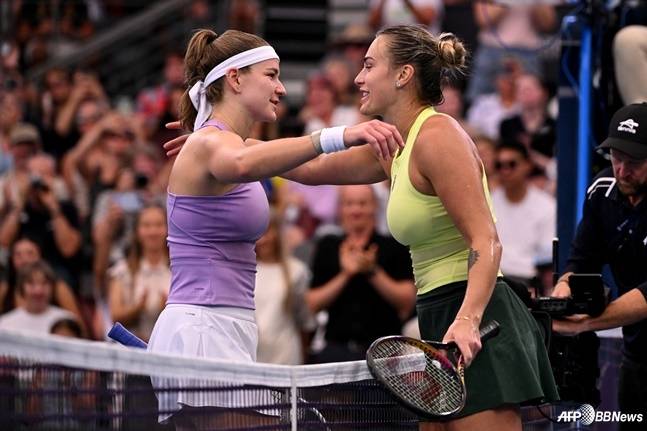 무초바와 경기가 끝난 뒤 사발렌카(오른쪽). /AFPBBNews=뉴스1