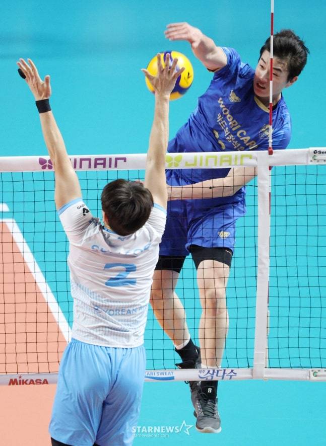 2025-2026 V-리그 남자부 우리카드 대 대한항공 경기가 8일 서울 장충체육관에서 열렸다.  우리카드 김지한이 대한항공 한선수 블로킹 위로 강스파이크를 날리고 있다. /사진=김진경 대기자