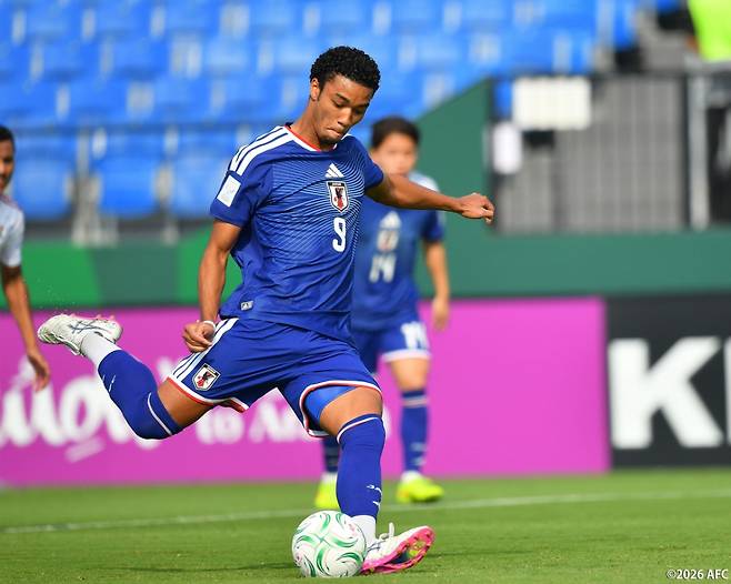 10일 UAE와의 AFC U-23 아시안컵 조별리그 2차전에서 페널티킥을 차고 있는 은와디케 우체 브라이언. /사진=일본축구협회 SNS 캡처